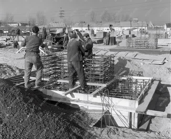 Gazdaság - Vasbeton cölöpökre épül a 4.sz. Házgyár