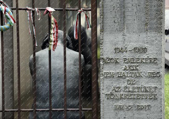 Köztéri szobor - Budapest - Üldözöttek emlékére