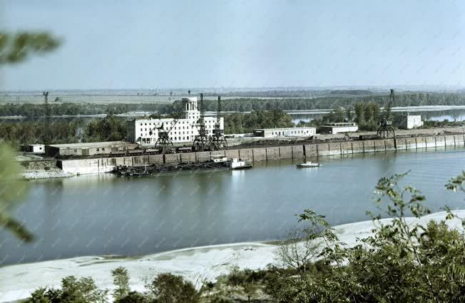 Ipar - Sztálinvárosi ipari kikötő