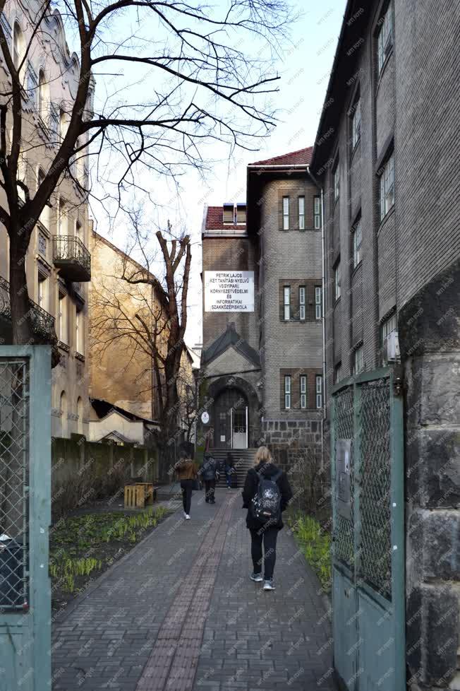 Oktatási létesítmény - Budapest - Petrik Lajos Szakközépiskola