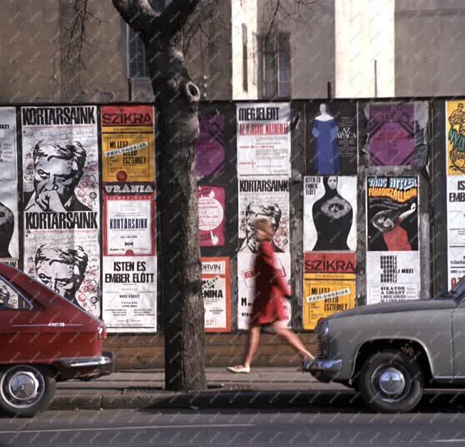 Reklám - Hirdetések, plakátok a fővárosban