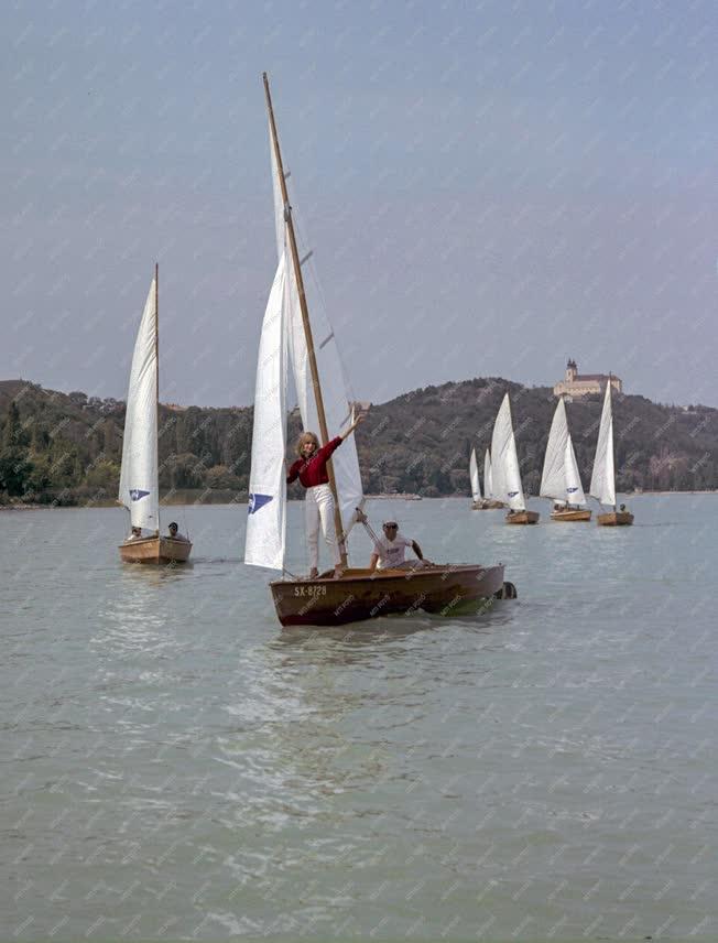 Szabadidő - Vitorlások a Balatonon