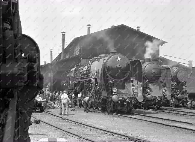 Vasút - Mozdonyok a Keleti pályaudvaron