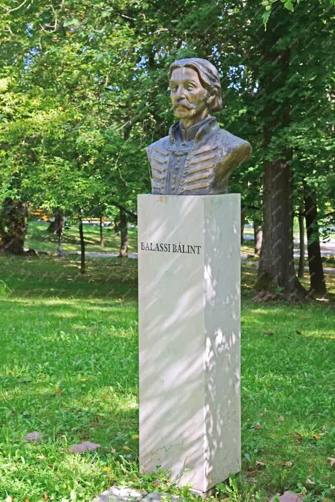 Köztéri szobor - Ragály - Balassi Bálint mellszobra