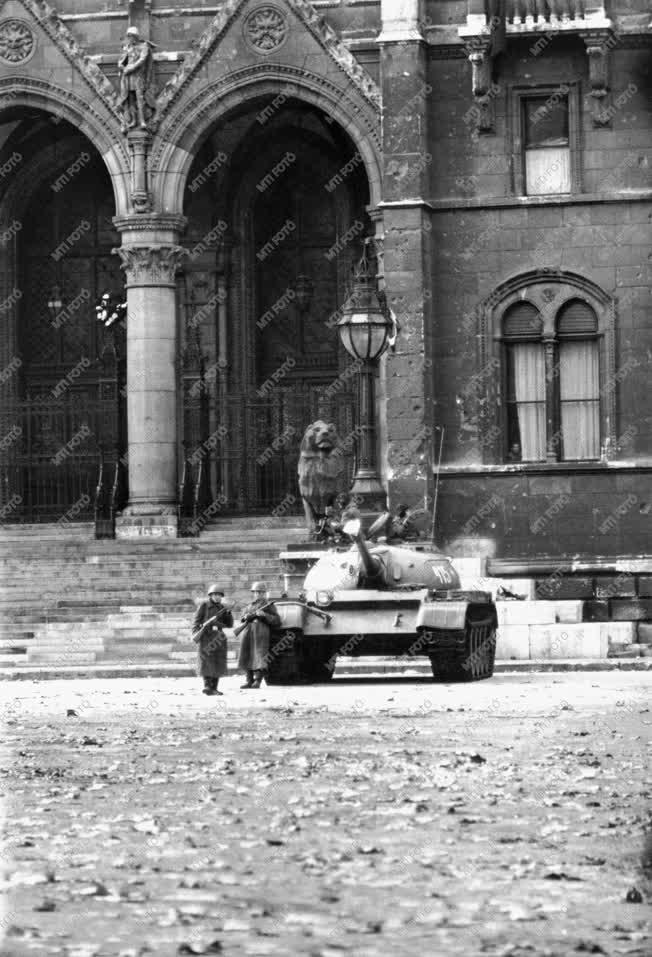 Ötvenhat emléke - Szovjet tank a Parlament előtt