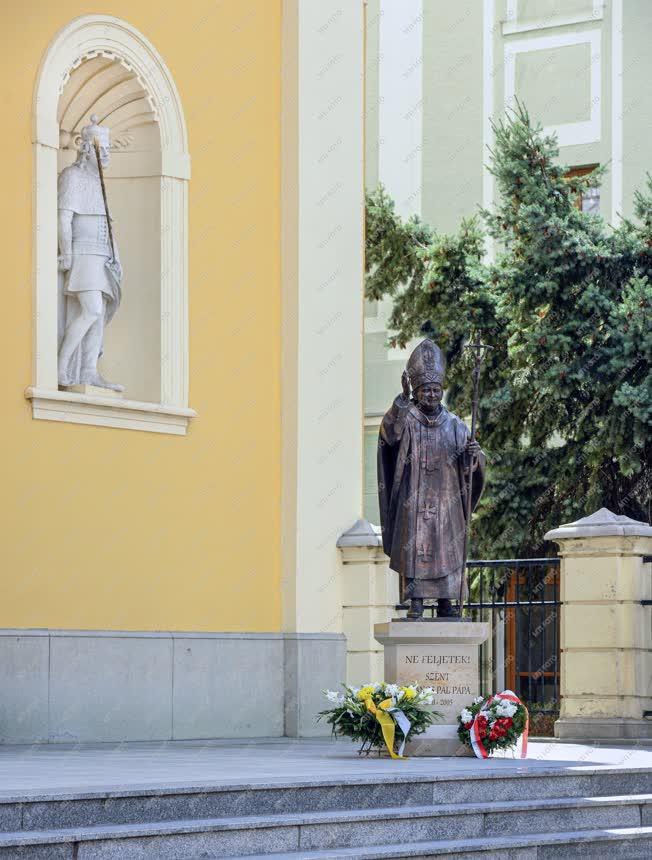 Kultúra - Egyház - II. János Pál pápa szobra Debrecenben