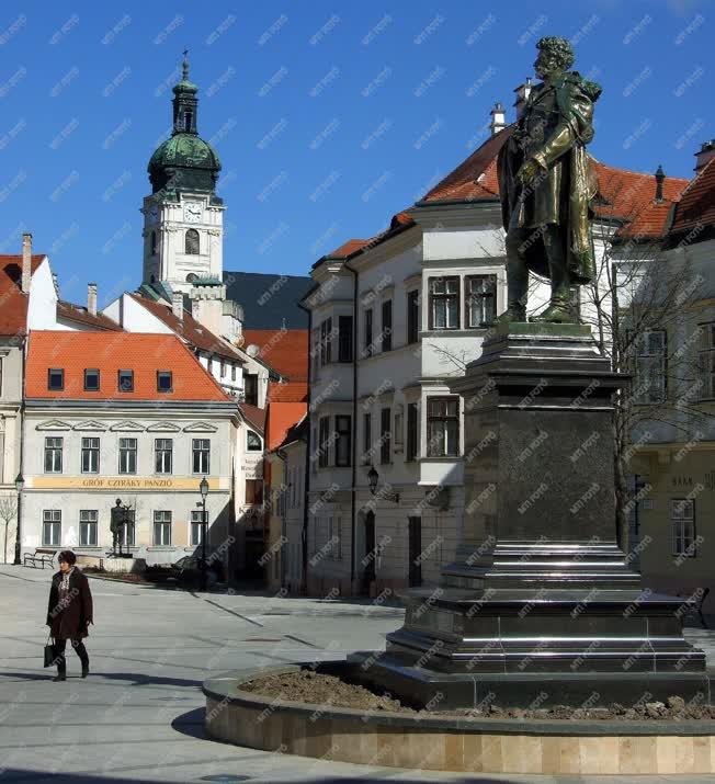 Köztéri szobor - Győr - Kisfaludy felújított szobra
