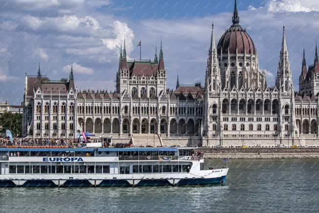 Közlekedés - Budapest - Hajóforgalom a Dunán