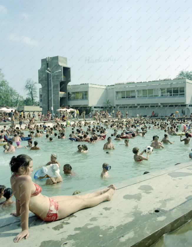 Életkép - Szabadidő - A harkányi strandon