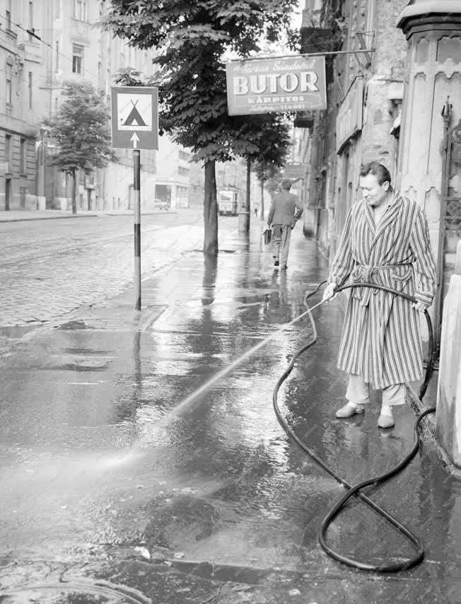 Városkép-életkép - Egy férfi járdát mos