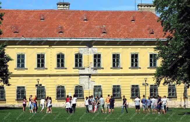 Turizmus - Tata - Diákok az Esterházy-kastélynál