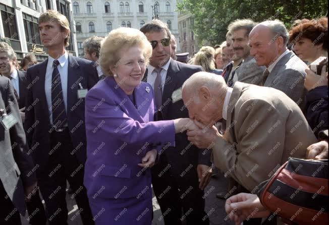 Külpolitika - Margaret Thatcher budapesti városnézésen