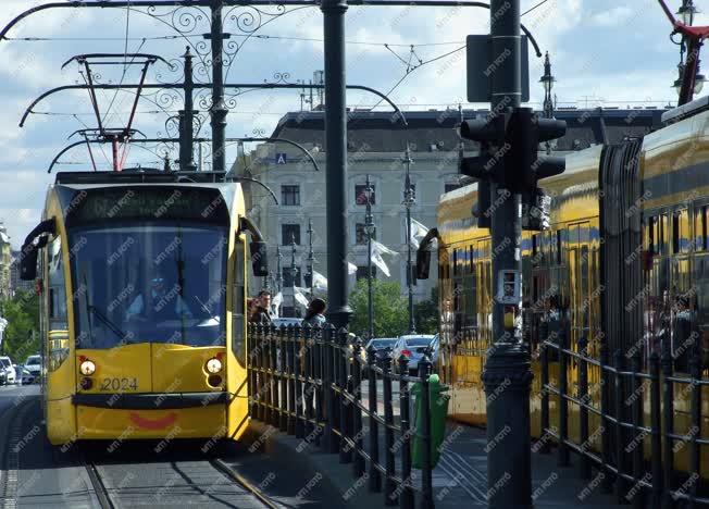 Közlekedés - Budapest - Combino villamos a Margit hídon