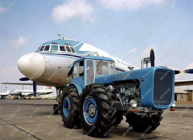 Traktorokkal vontatják a repülőgépeket a Ferihegyi repülőtéren