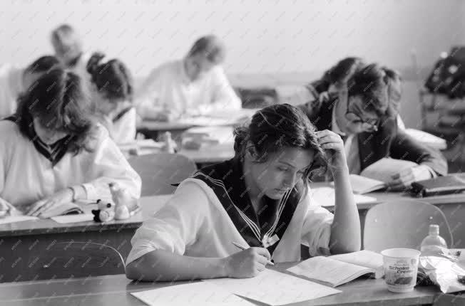 Oktatás - Az 1990. évi magyar írásbeli érettségi