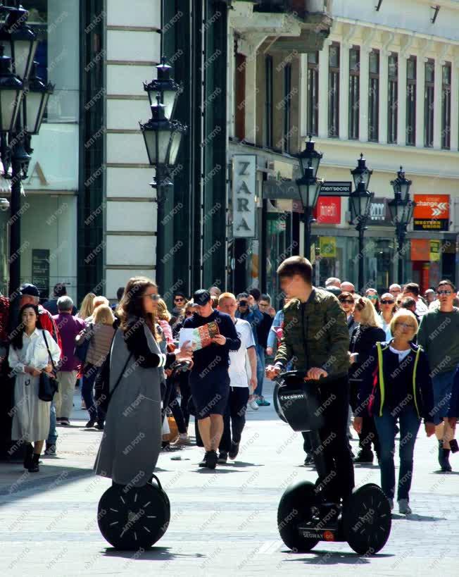 Idegenforgalom - Budapest - Turisták a Váci utcában