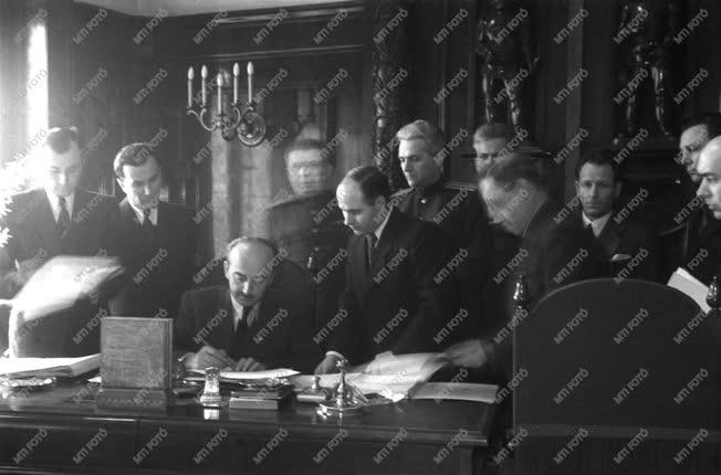 Külkapcsolat - Magyar-szovjet jóvátételi egyezmény aláírása