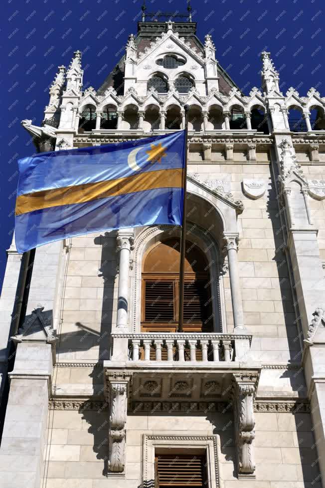 Jelkép - Budapest - Lobogó a Parlamenten székely szimbólumokkal