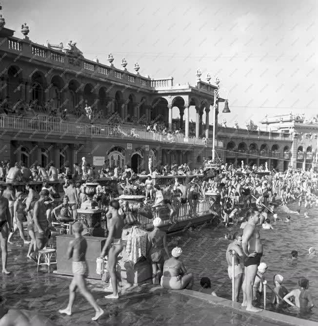 Szabadidő - Nyár - Strandolók a Széchenyi fürdőben