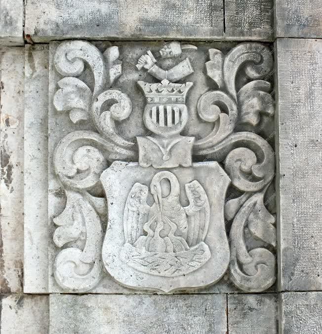 Tárgy - A Sziklaszentély homlokzatának címere