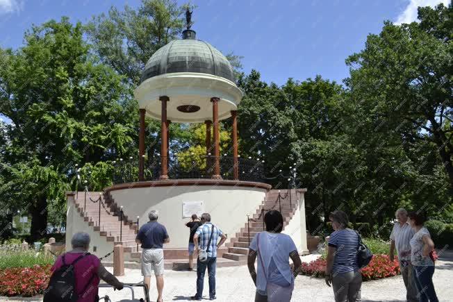 Idegenforgalom - Budapest - Turisták a Zenélő kútnál