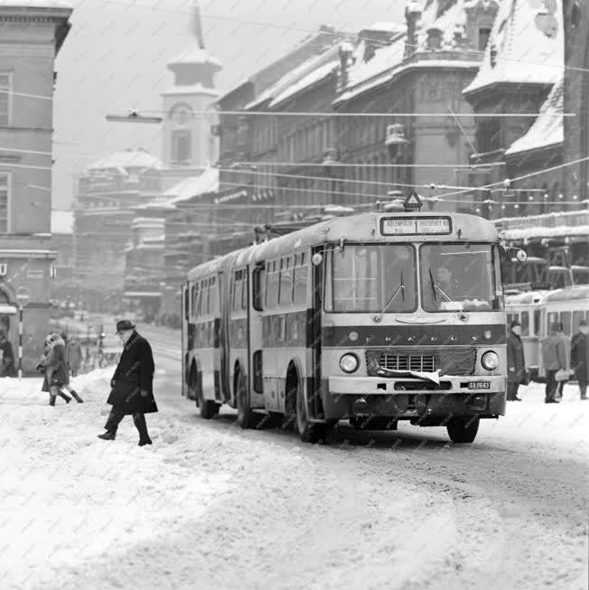 Városkép - Közlekedés - Forgalom a havas Budapesten