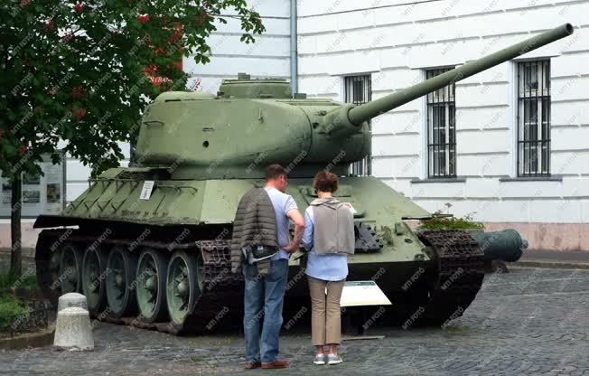 Idegenforgalom - Budapest - Külföldi látogatók a Hadtörténeti múzeumnál