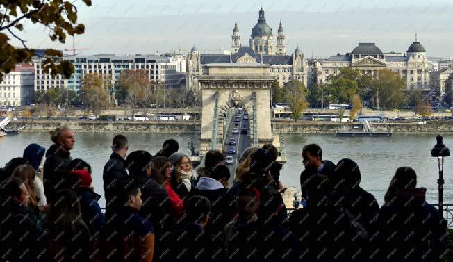 Idegenforgalom - Budapest - Turista fiatalok a Vár-hegy oldalában