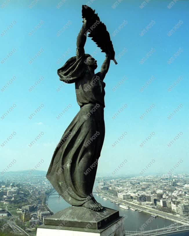 Városok - Budapest - Felszabadulási emlékmű