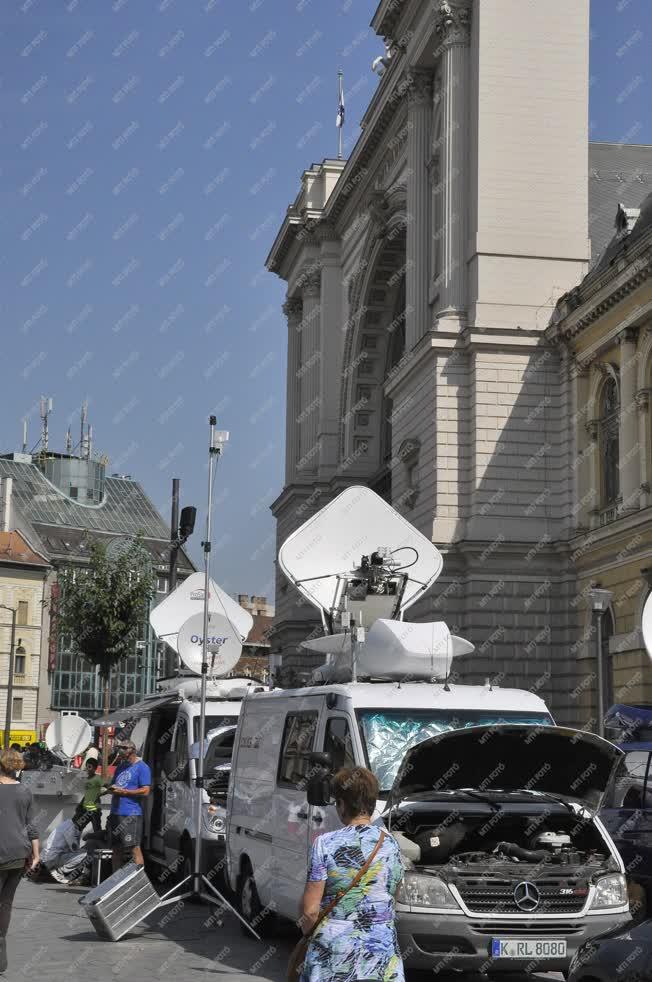 Illegális bevándorlás - Budapest - TV-stábok a Baross téren