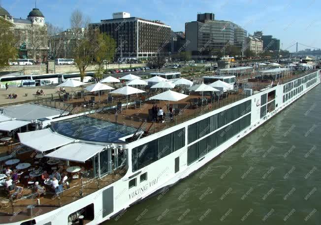 Idegenforgalom - Budapest - Külföldi hotelhajó a Széchenyi térnél