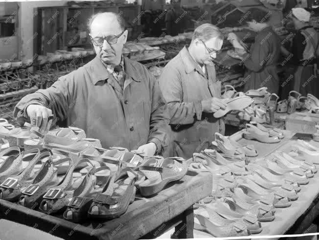 Ipar - Cipőgyártás - Minőségi ellenőrzés a Divat Cipőgyárban