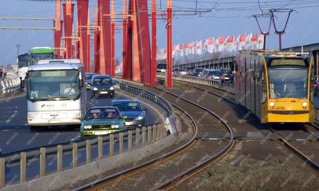 Közlekedés - Budapest - Járműforgalom a Rákóczi hídon