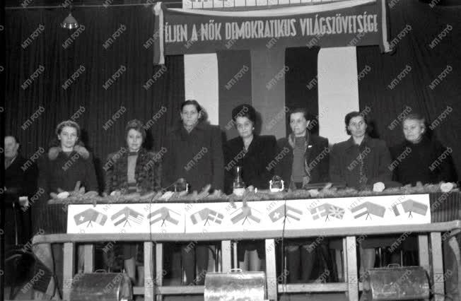 Nőmozgalom -A Magyar Nők Demokratikus Szervezetének kongresszusa