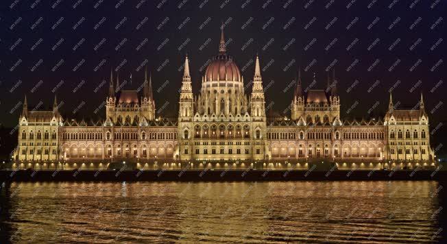 Épület - Budapest - A Parlament épülete