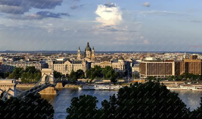Városkép - Budapest - A Széchenyi tér részlete a bazilikával