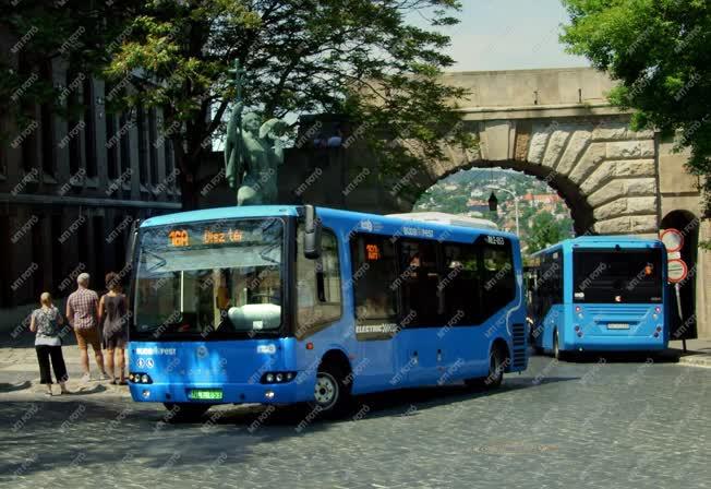 Közlekedés - Budapest - Környezetkímélő auóbuszok a Várban