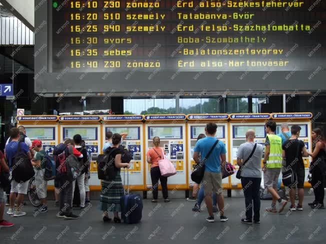 Közlekedés - Budapest - Utasok a vasúti pályaudvaron