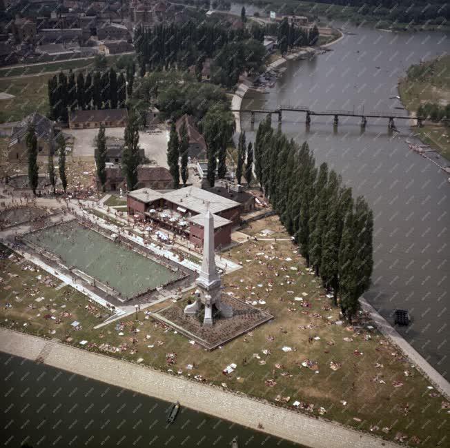 Városkép - Győri strand -  Cziráky-emlékmű