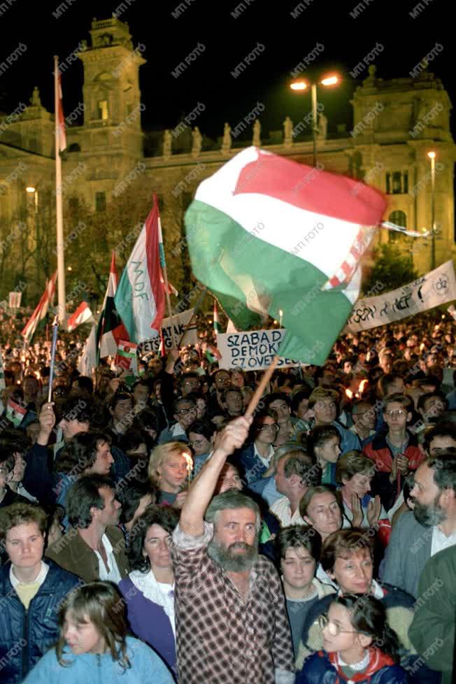 Ünnep - Október 23-án a Parlament előtt