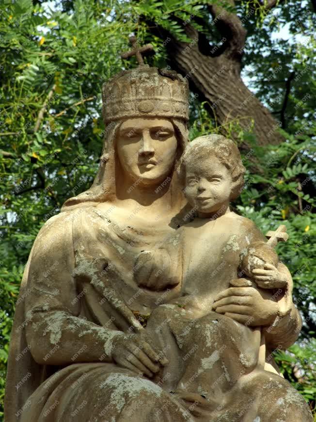 Műalkotás - Madonna-szobor Kiskunfélegyházán