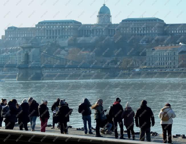 Idegenforgalom - Budapest - Külföldi turisták a holokauszt-emlékműnél