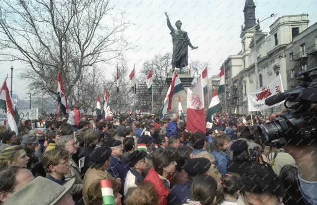 Nemzeti ünnep - Az alternatív szervezetek fővárosi felvonulása