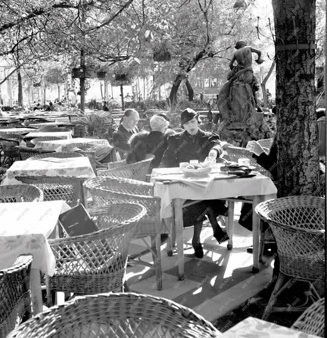 Szabadidő - Pihenők a Vigadó téren
