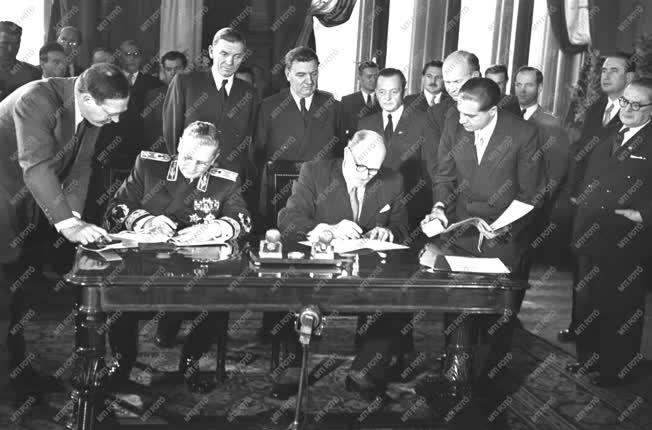Diplomácia -Tito - magyar-jugoszláv egyezmény aláírása