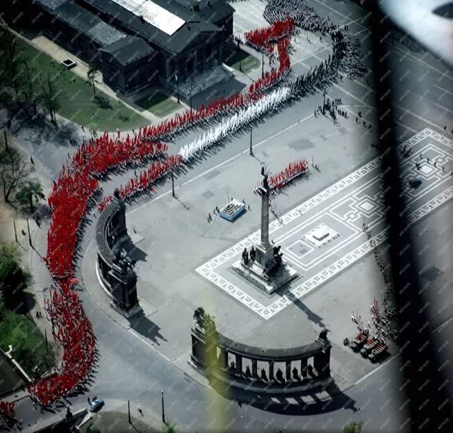 Városkép - Ünnep - Légifelvétel a május elsejei budapesti felvonulásról