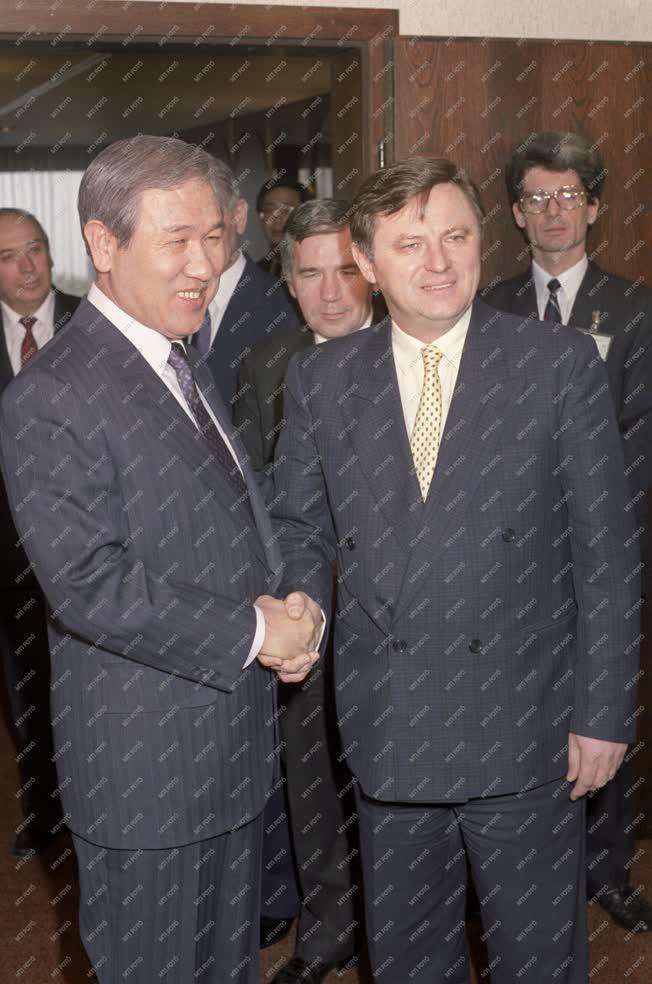 Külkapcsolat - Ro Te Vu dél-koreai köztársasági elnök fogadja Németh Miklóst