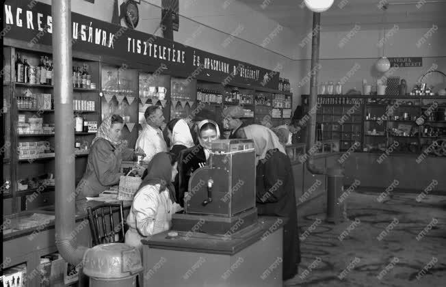 Kereskedelem - Vásárlók a SZÖVOSZ egyik üzletében