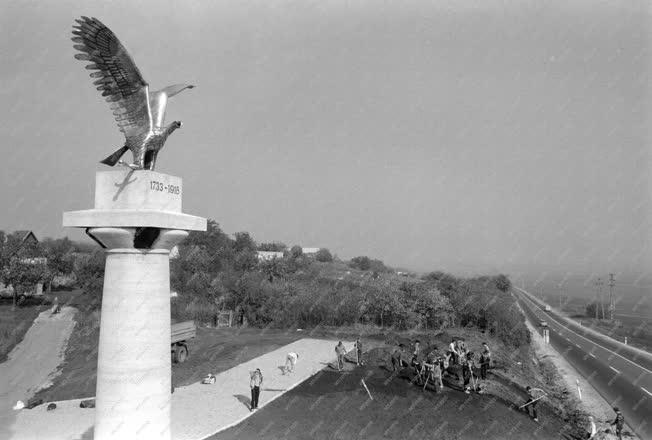 Emlékmű - Ismét felállítják a szikszói turulszobrot