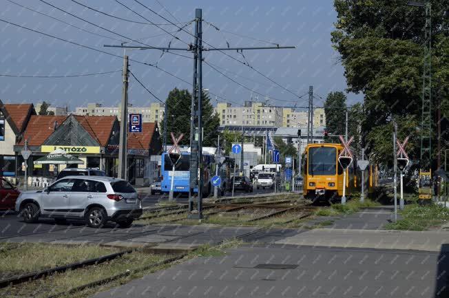 Közlekedés - Budapest - Vonat, villamos és közúti kereszteződés